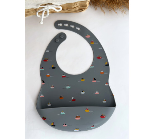 Нагрудник з принтом Кораблик сірий